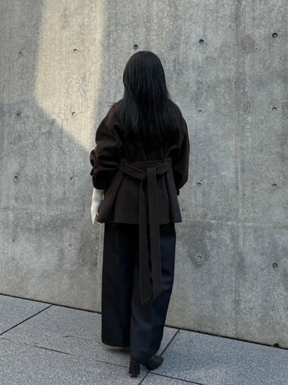 ブラウン系のその他アウターを着用したレディースの秋コーディネートの3枚目の写真