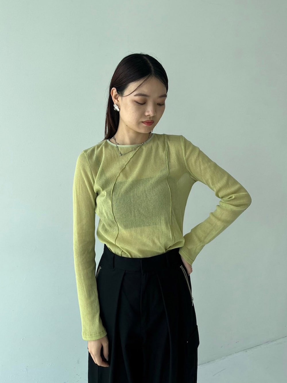 「カーゴパンツ、シアートップス、休日スタイル」｜「UNITED TOKYOのシャイニーチュールシアープルオーバー-シアートップス/ウォッシャブル-（Tシャツ/カットソー、イエロー系）」を使った、UNITED TOKYO STAFFさん（レディース・163cm）の秋コーディネートの3枚目の写真