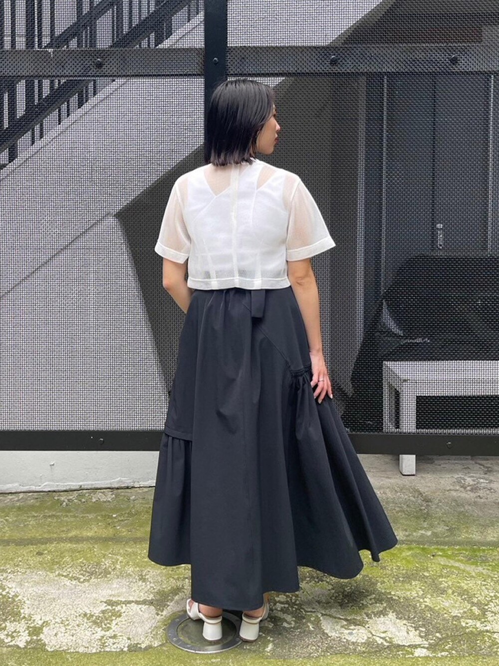 ホワイト系のタンクトップ、ホワイト系のシャツ/ブラウス、ブラック系のスカートを着用したレディースの春コーディネートの3枚目の写真