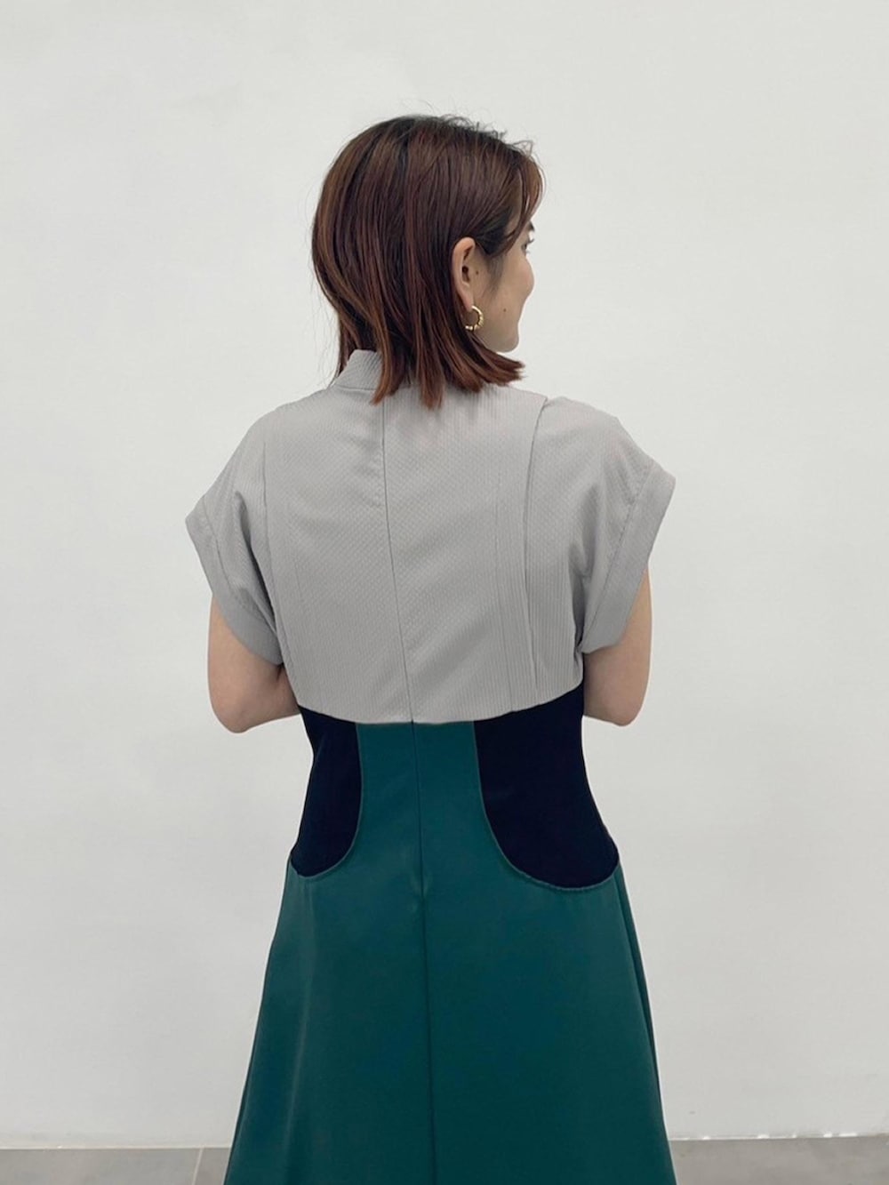 グリーン系のワンピースを着用したレディースの春コーディネートの6枚目の写真