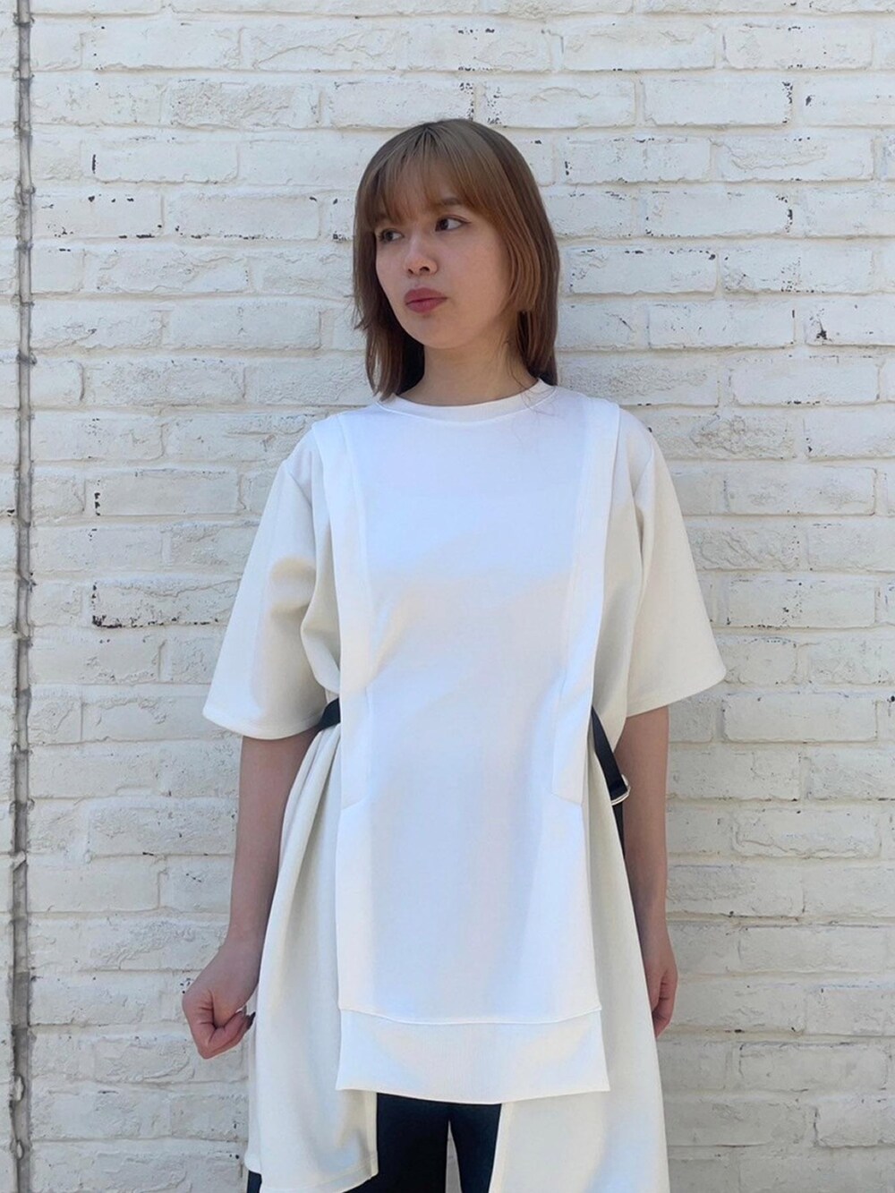 ホワイト系のTシャツ/カットソーを着用したレディースの春コーディネートの5枚目の写真