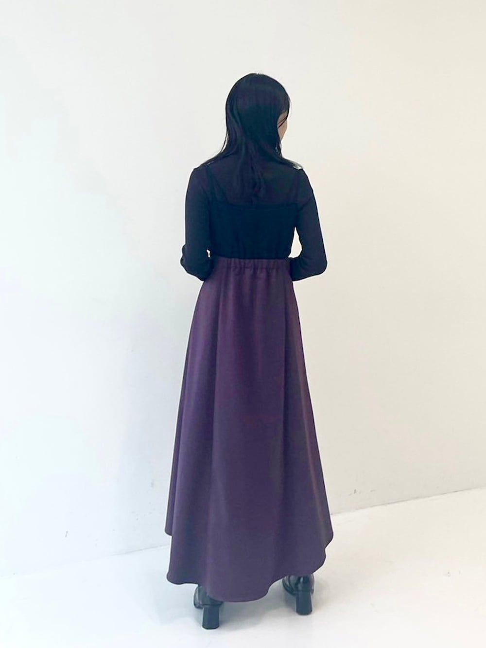 「UNITED TOKYOのサイドスリットキャミワンピース（ワンピース、パープル系）」を使った、UNITED TOKYO STAFFさん（レディース・163cm）の秋コーディネートの3枚目の写真