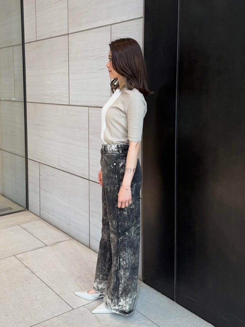 ベージュ系のTシャツ/カットソーを着用したレディースの春コーディネートの2枚目の写真