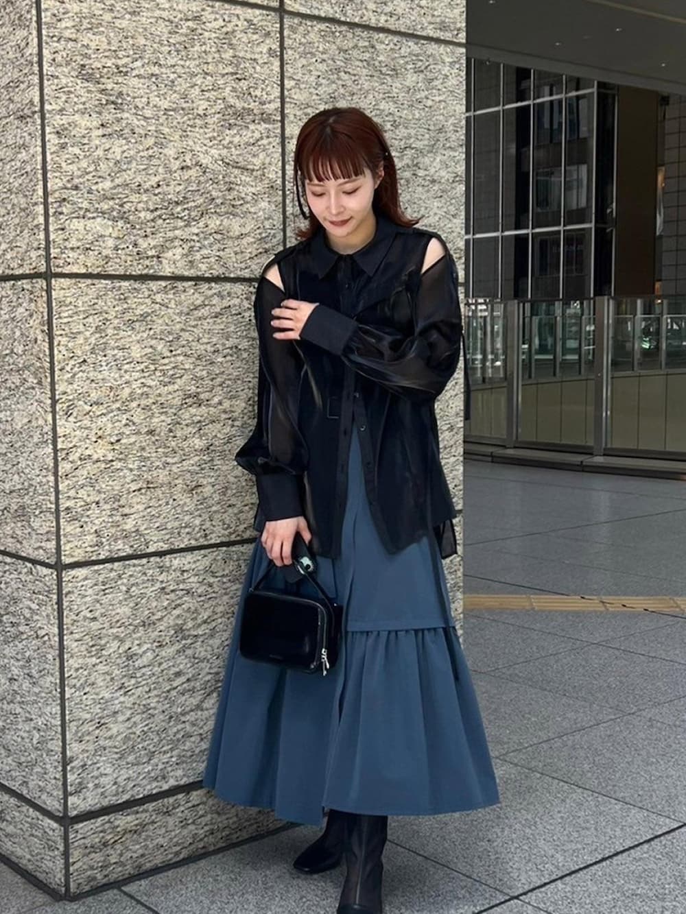 「UNITED TOKYOのショルダーカットシアーロングシャツ（シャツ/ブラウス、ブラック系）」を使った、UNITED TOKYO STAFFさん（レディース・160cm）の春コーディネートの2枚目の写真