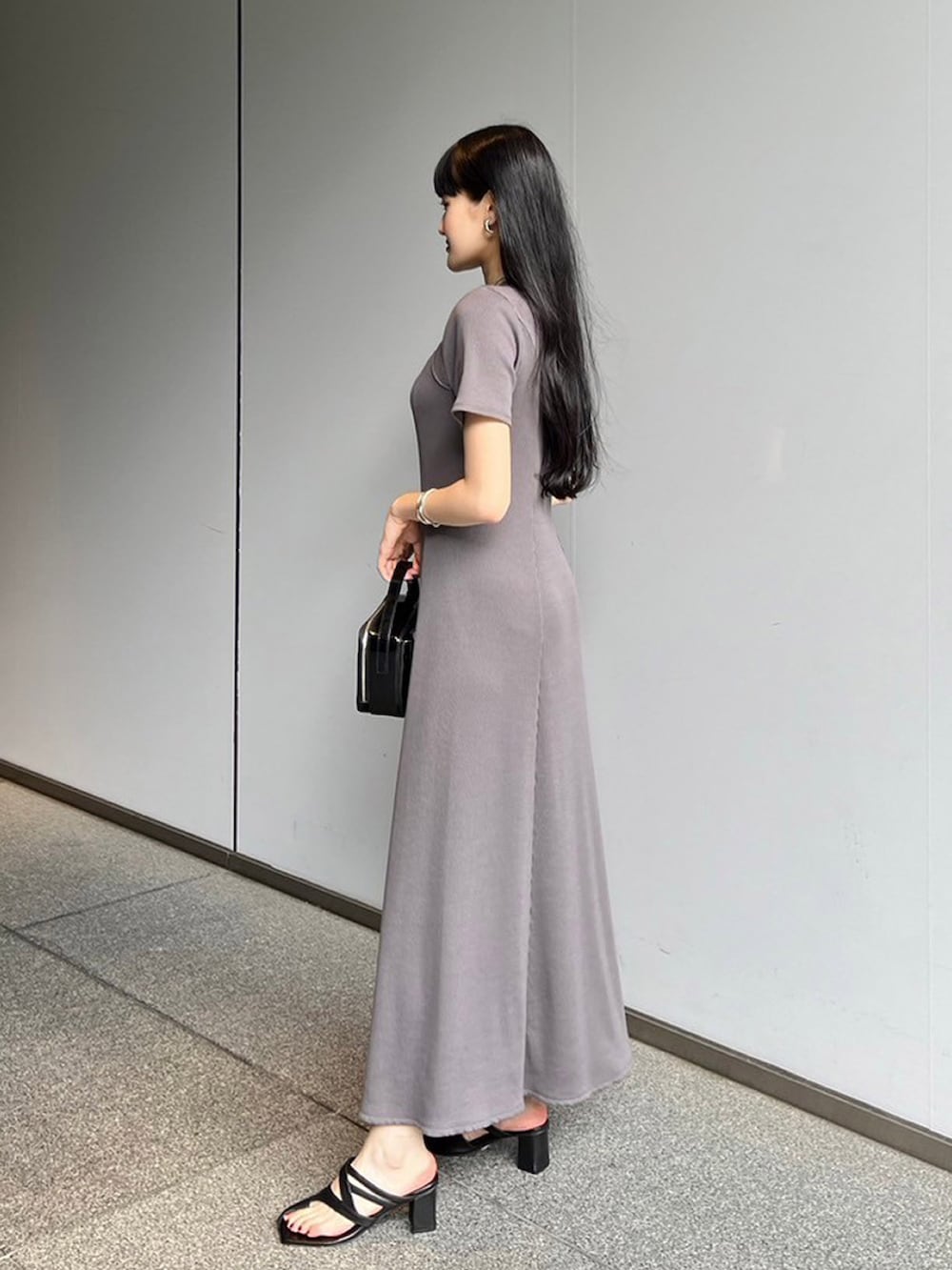 グレー系のワンピースを着用したレディースの夏コーディネートの2枚目の写真