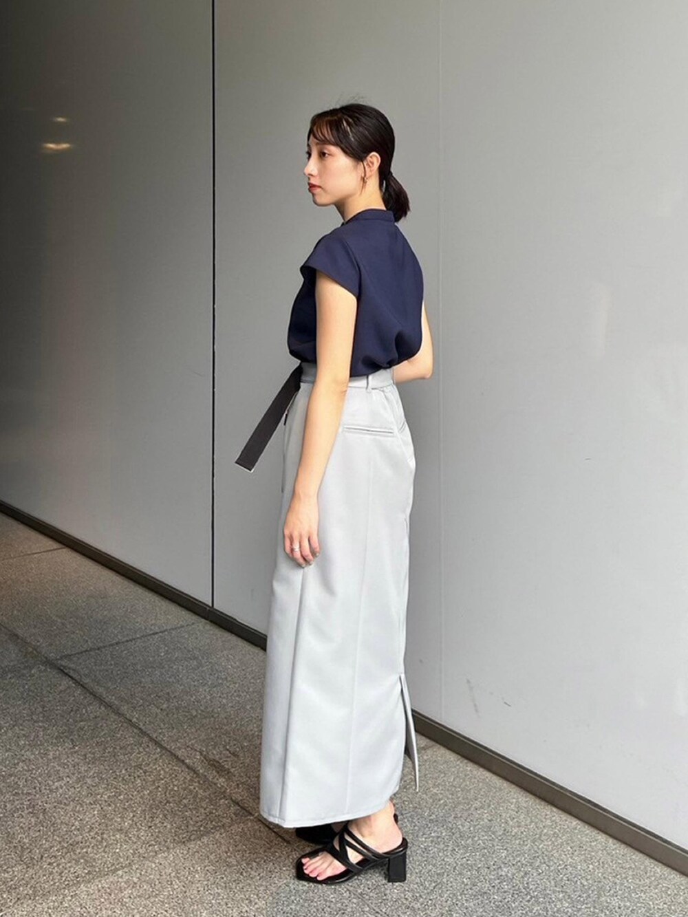 ブルー系のシャツ/ブラウス、グレー系のスカートを着用したレディースの夏コーディネートの2枚目の写真