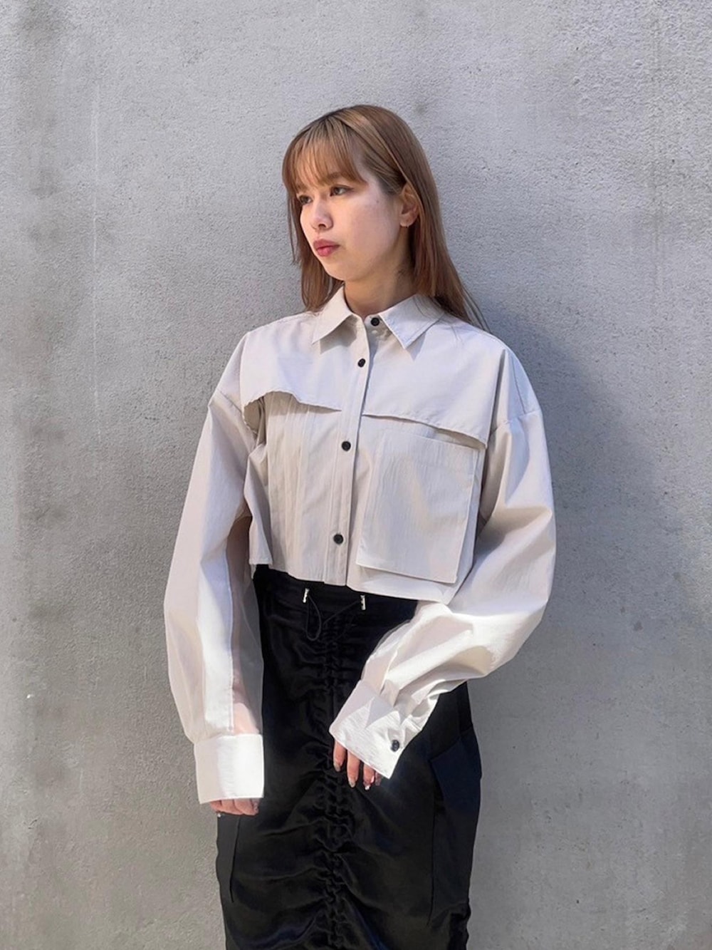 ベージュ系のシャツ/ブラウス、ブラック系のスカートを着用したレディースの春コーディネートの5枚目の写真