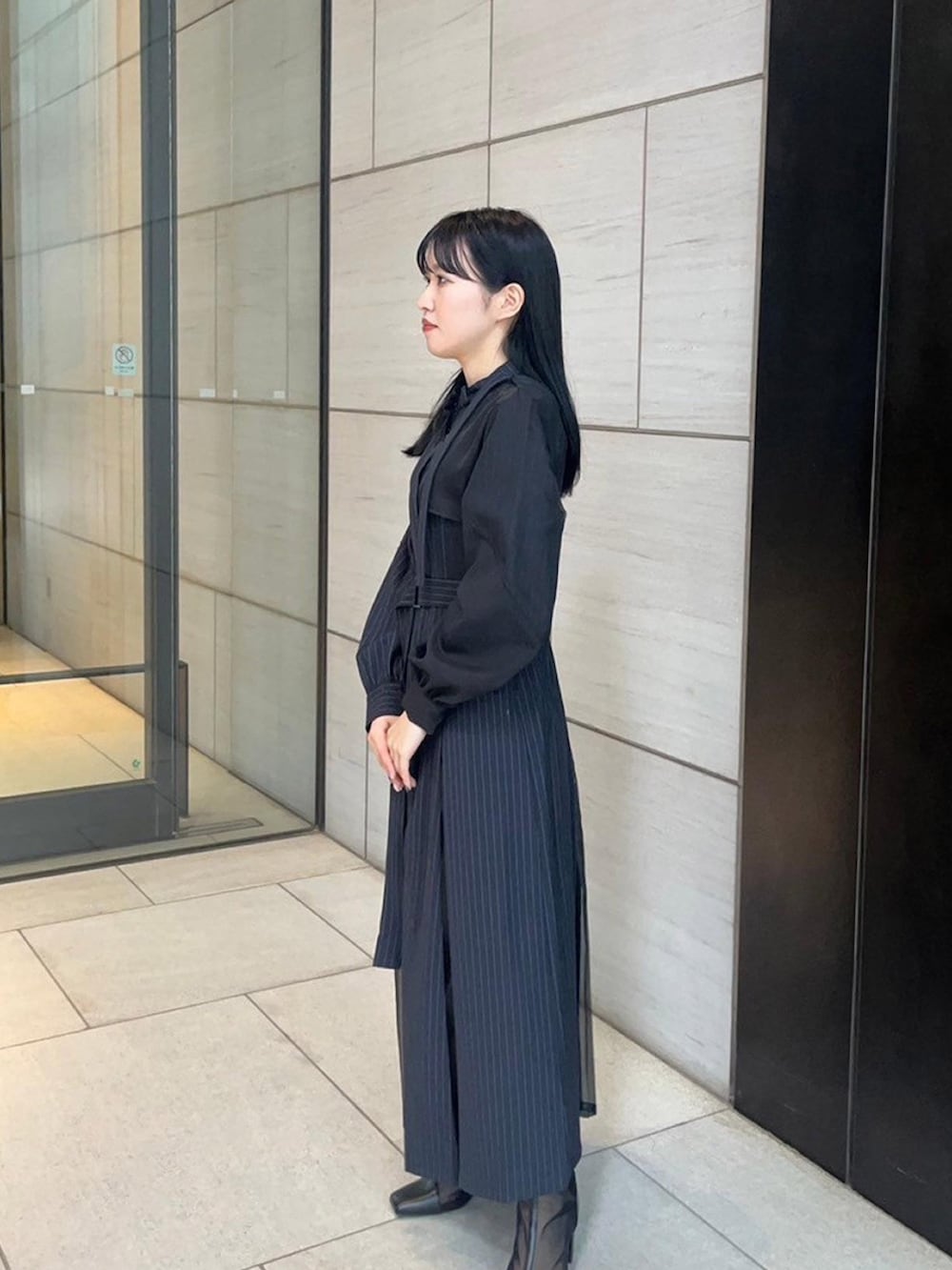 ブルー系のシャツワンピースを着用したレディースの春コーディネートの2枚目の写真
