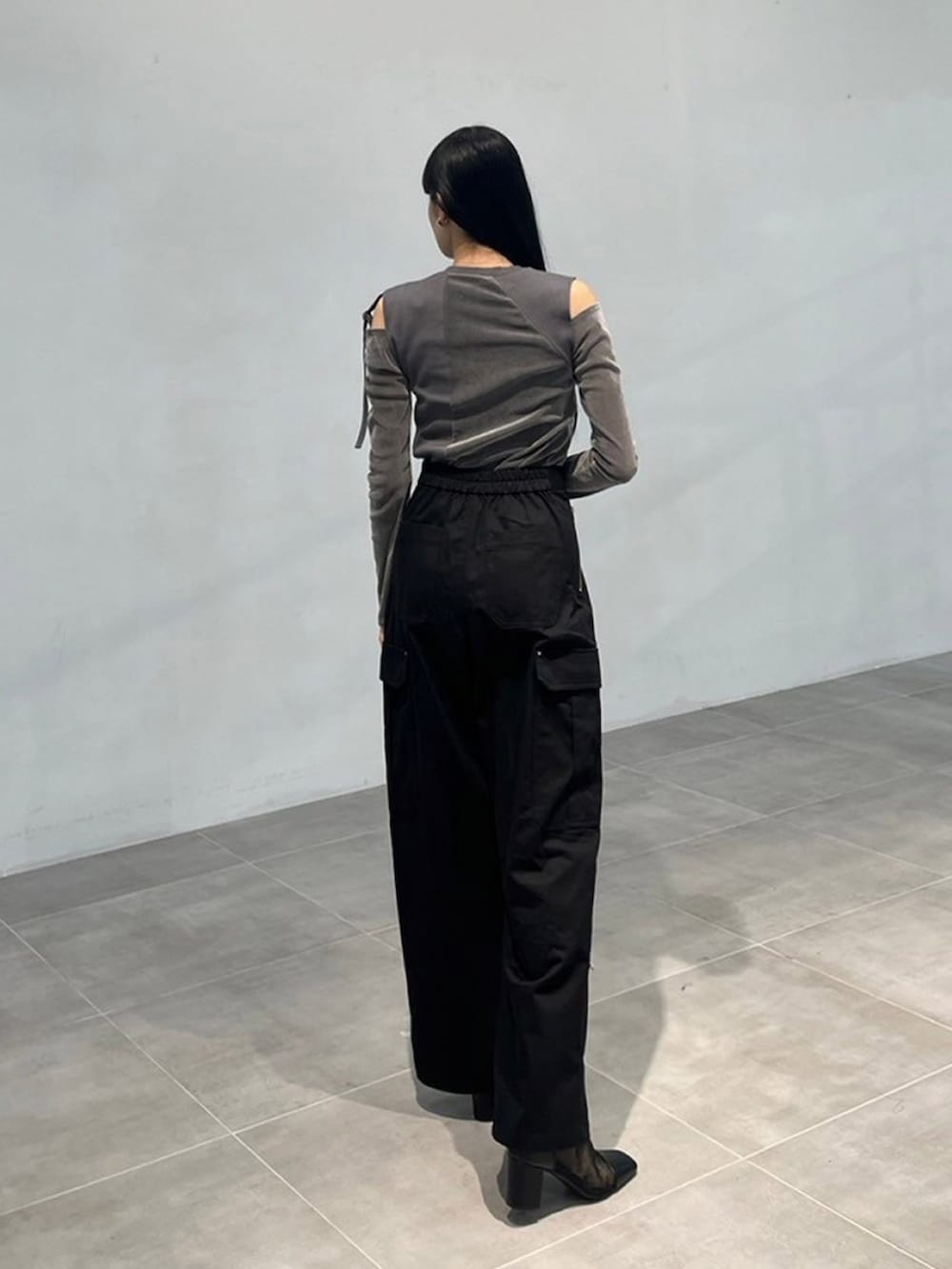 グレー系のTシャツ/カットソー、ブラック系のカーゴパンツを着用したレディースの秋コーディネートの3枚目の写真