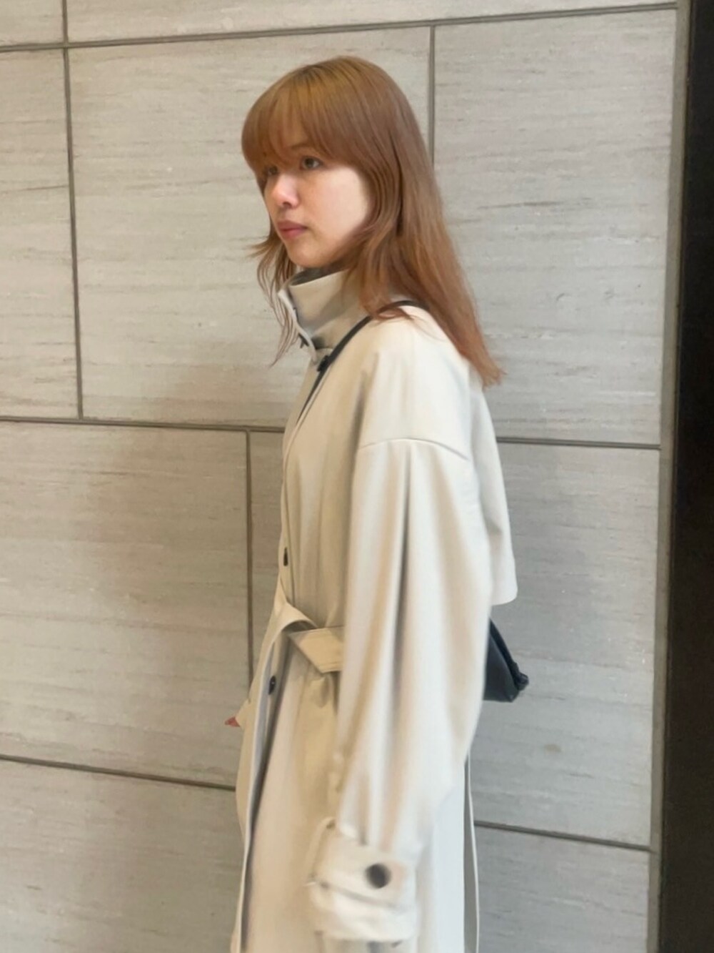 「UNITED TOKYOのスタンドカラーロングコート（トレンチコート、ベージュ系）」を使った、UNITED TOKYO STAFFさん（レディース・164cm）の春コーディネートの5枚目の写真