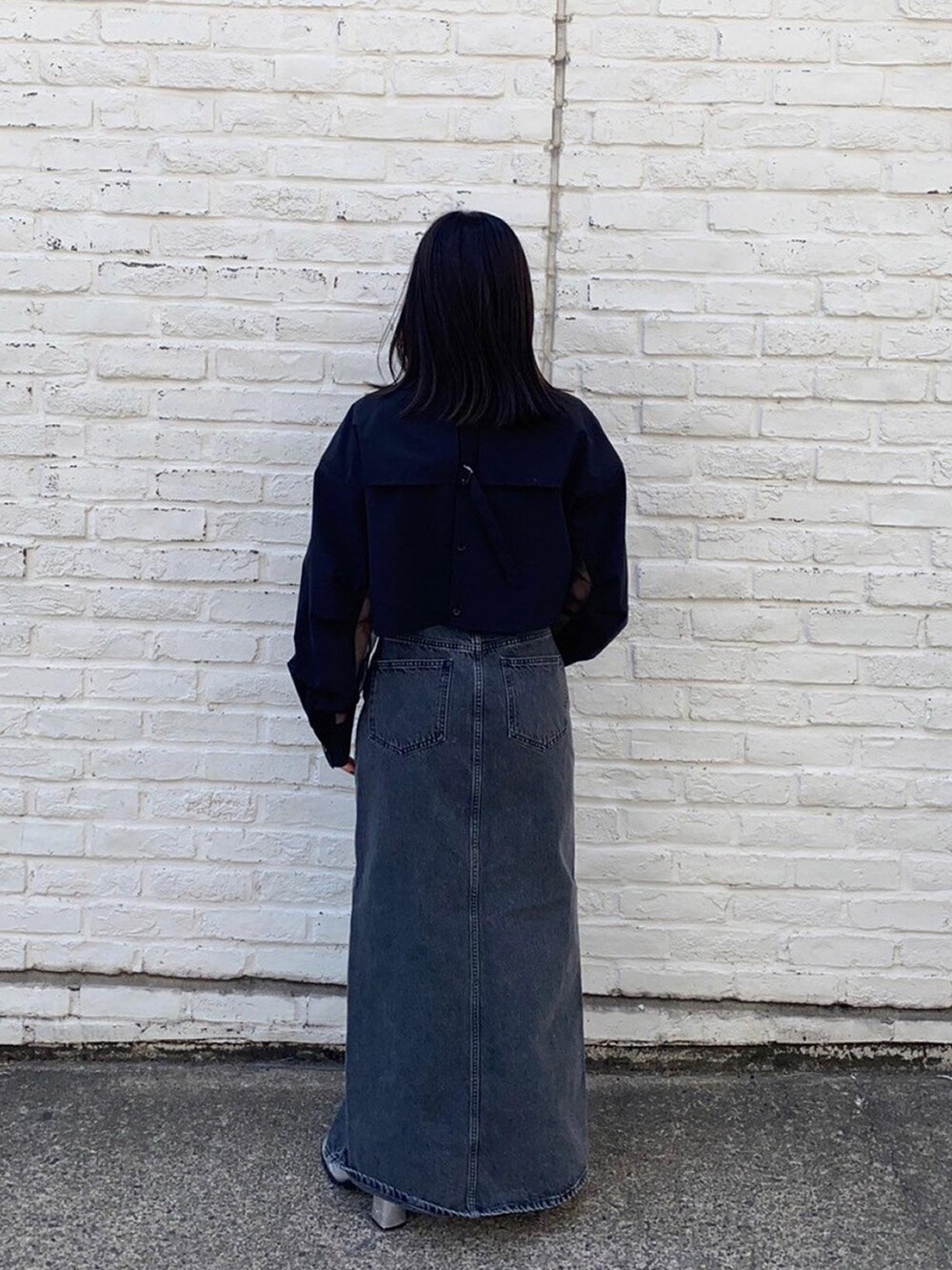 ブラック系のシャツ/ブラウス、ブラック系のデニムスカートを着用したレディースの春コーディネートの3枚目の写真