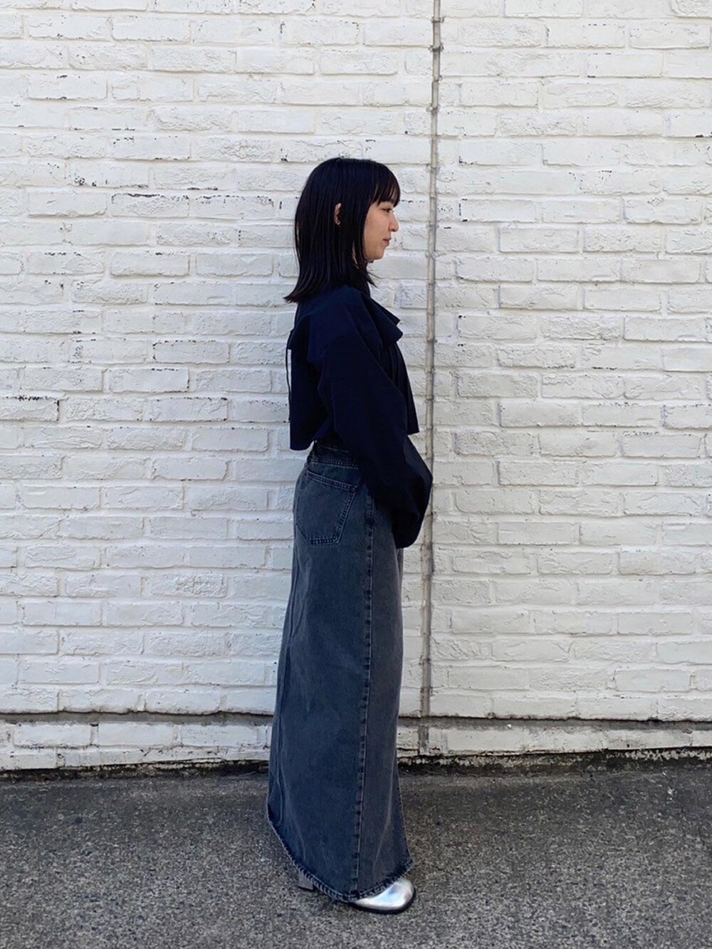 ブラック系のシャツ/ブラウス、ブラック系のデニムスカートを着用したレディースの春コーディネートの4枚目の写真