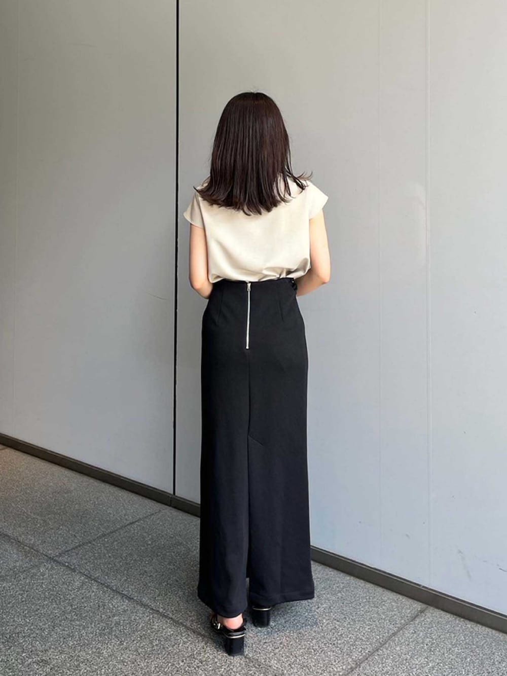 ベージュ系のシャツ/ブラウス、ブラック系のスカートを着用したレディースの夏コーディネートの3枚目の写真