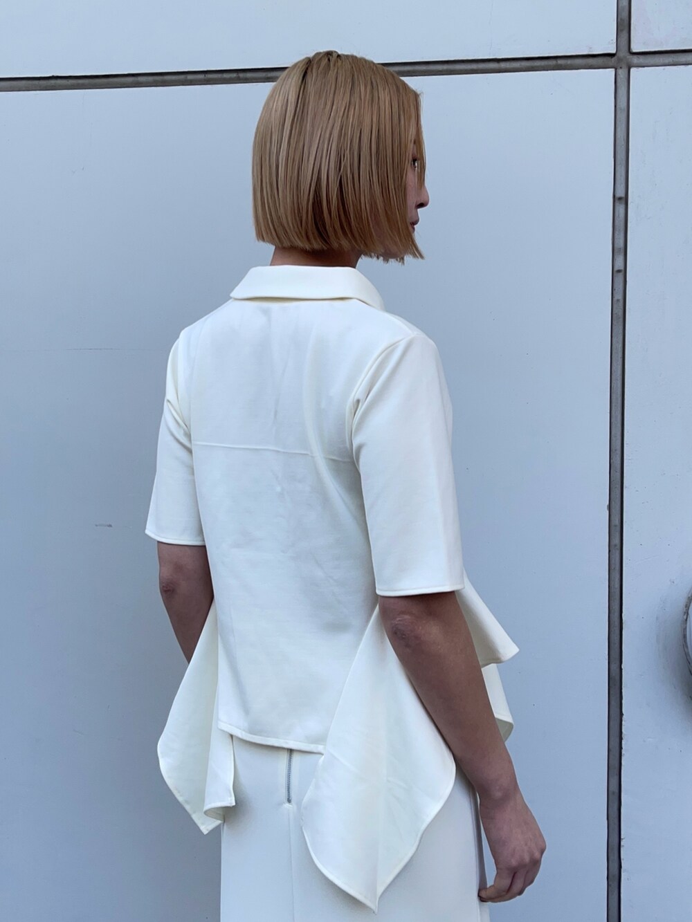 ベージュ系のTシャツ/カットソー、ホワイト系のスカートを着用したレディースの春コーディネートの6枚目の写真