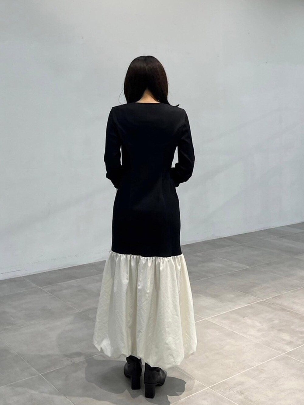 ブラック系のワンピースを着用したレディースの秋コーディネートの3枚目の写真