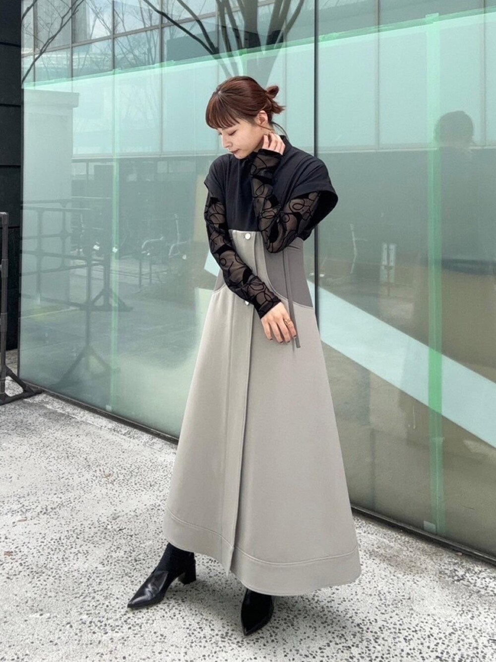 ブラック系のワンピースを着用したレディースの春コーディネートの4枚目の写真