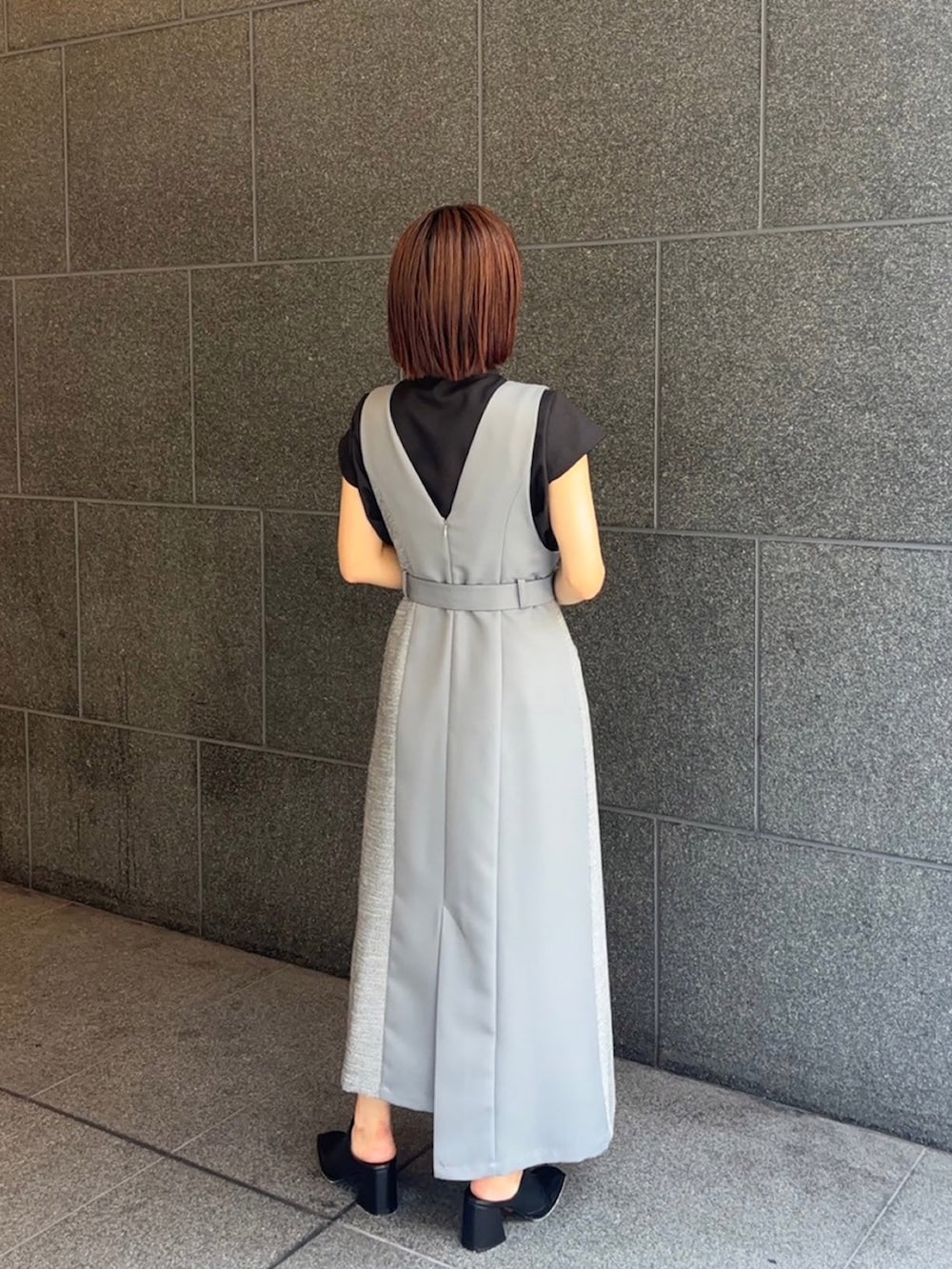 ブラック系のシャツ/ブラウス、グレー系のジャンパースカートを着用したレディースの夏コーディネートの2枚目の写真