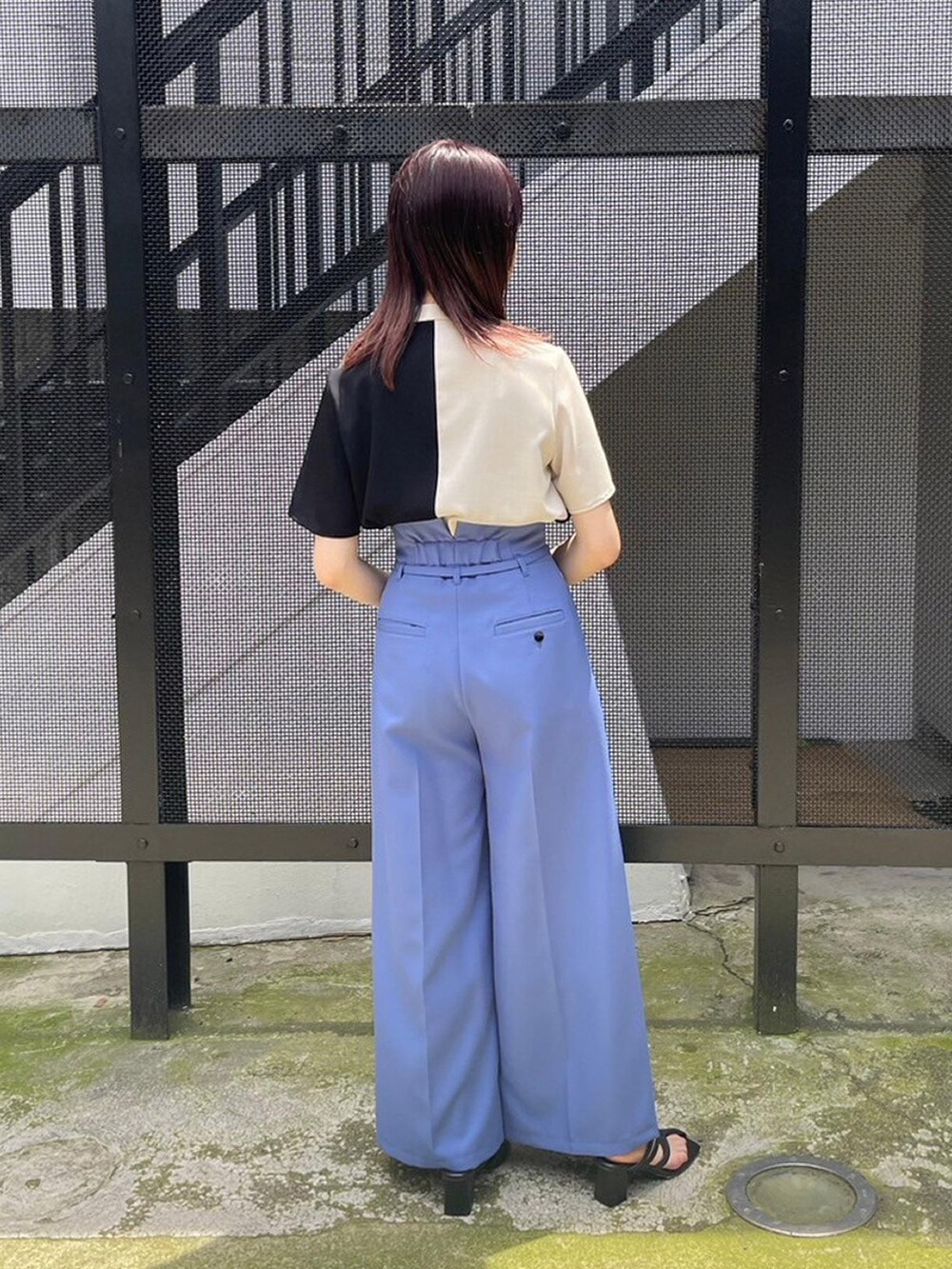 ベージュ系のシャツ/ブラウス、ブルー系のスラックスを着用したレディースの春コーディネートの3枚目の写真