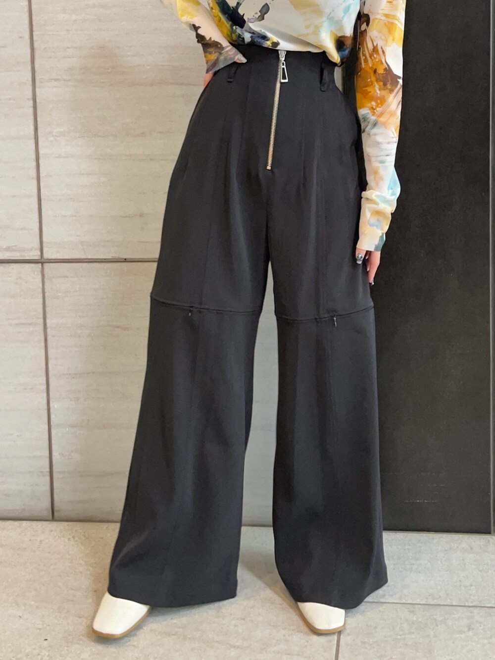 イエロー系のTシャツ/カットソー、ブラック系のその他パンツを着用したレディースの春コーディネートの3枚目の写真