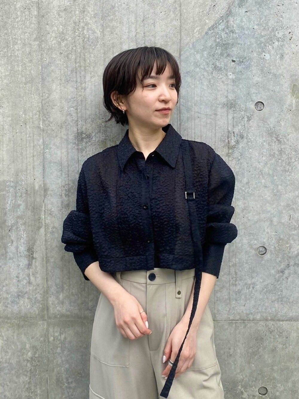 ベージュ系のカーゴパンツを着用したレディースの春コーディネートの7枚目の写真