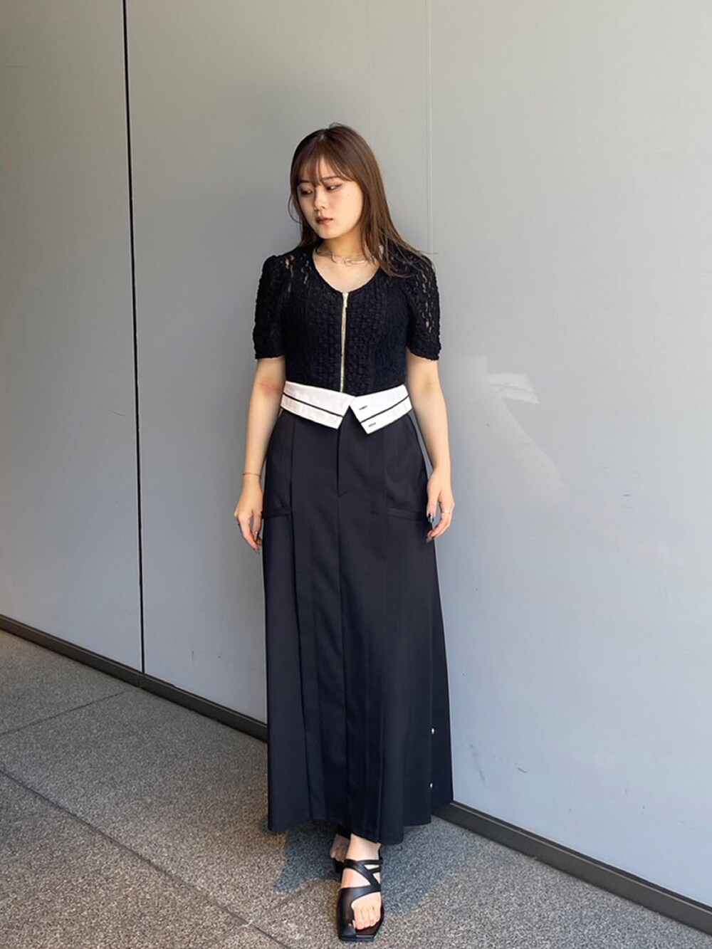 ブラック系のTシャツ/カットソー、ブラック系のスカートを着用したレディースの夏コーディネートの3枚目の写真