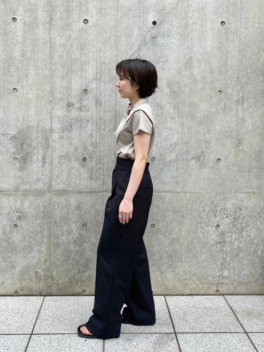 ベージュ系のTシャツ/カットソーを着用したレディースの春コーディネートの2枚目の写真