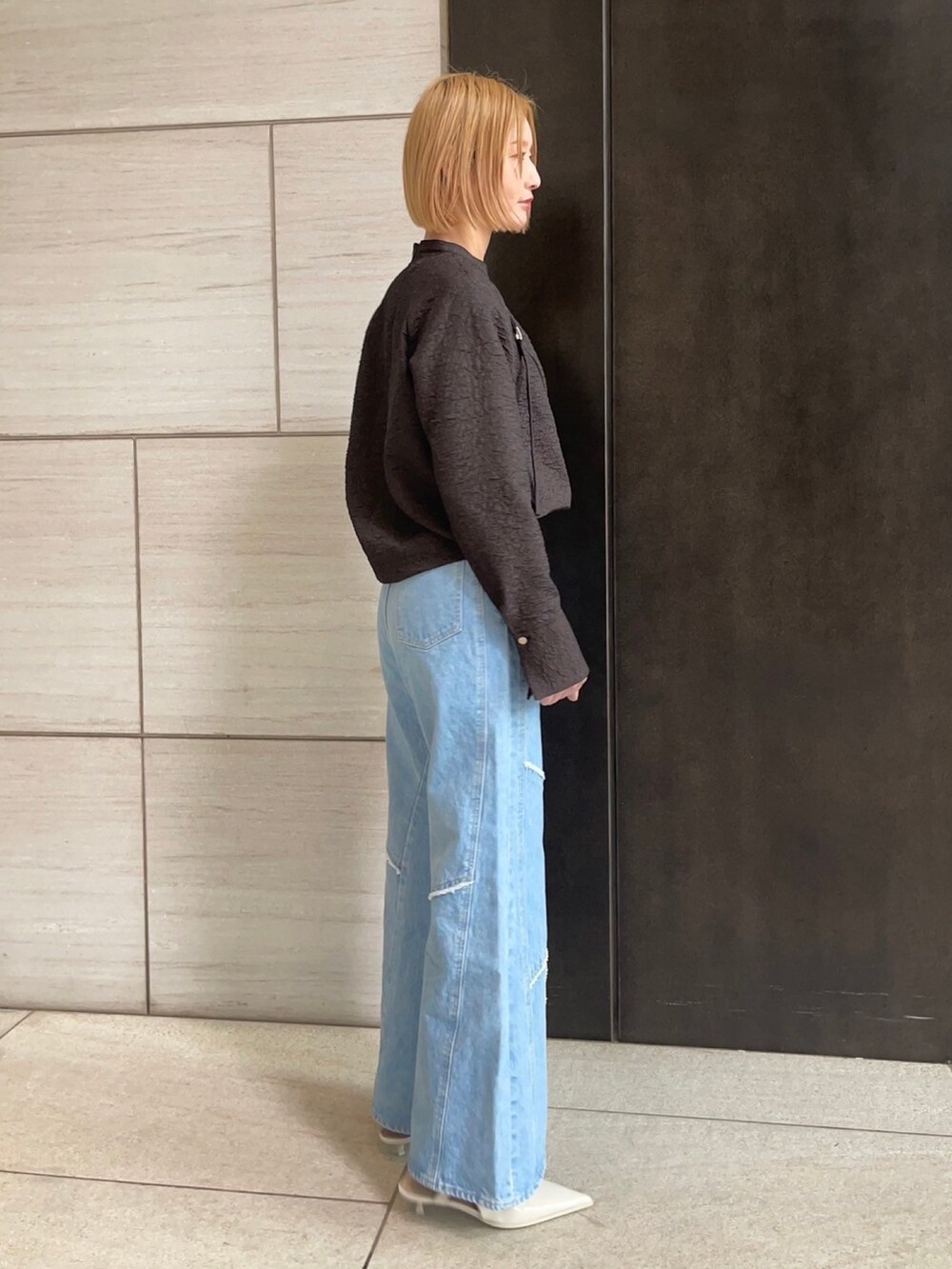 ブラック系のシャツ/ブラウスを着用したレディースの春コーディネートの4枚目の写真