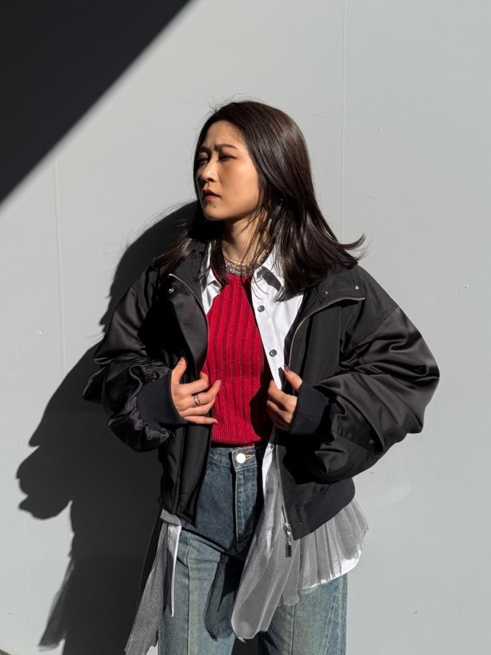 ブラック系のブルゾン、グレー系のシャツ/ブラウスを着用したレディースの秋コーディネートの4枚目の写真