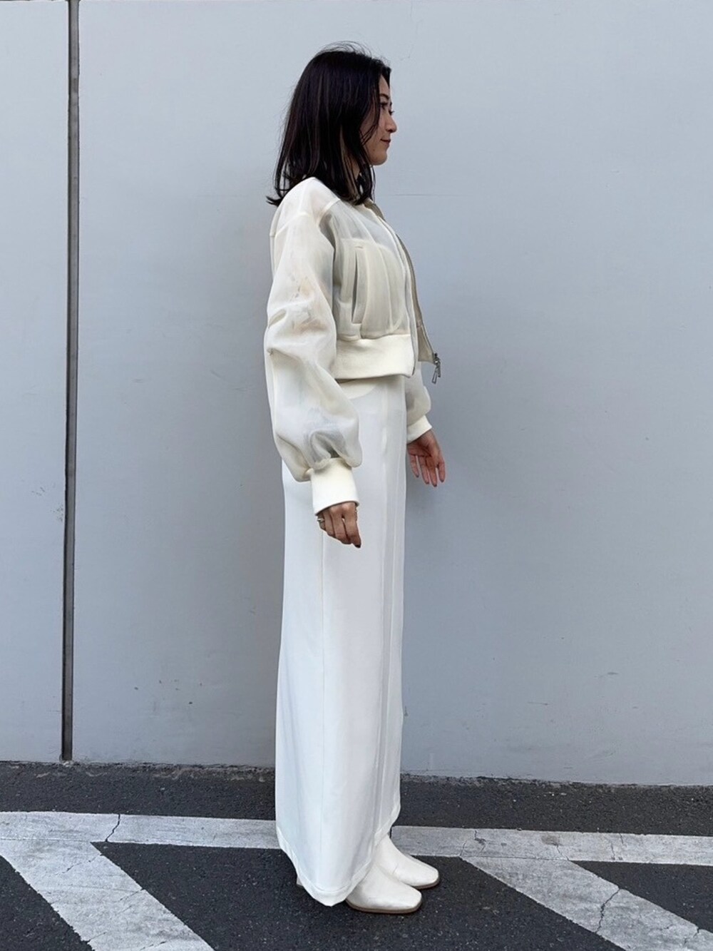 ベージュ系のブルゾンを着用したレディースの春コーディネートの4枚目の写真