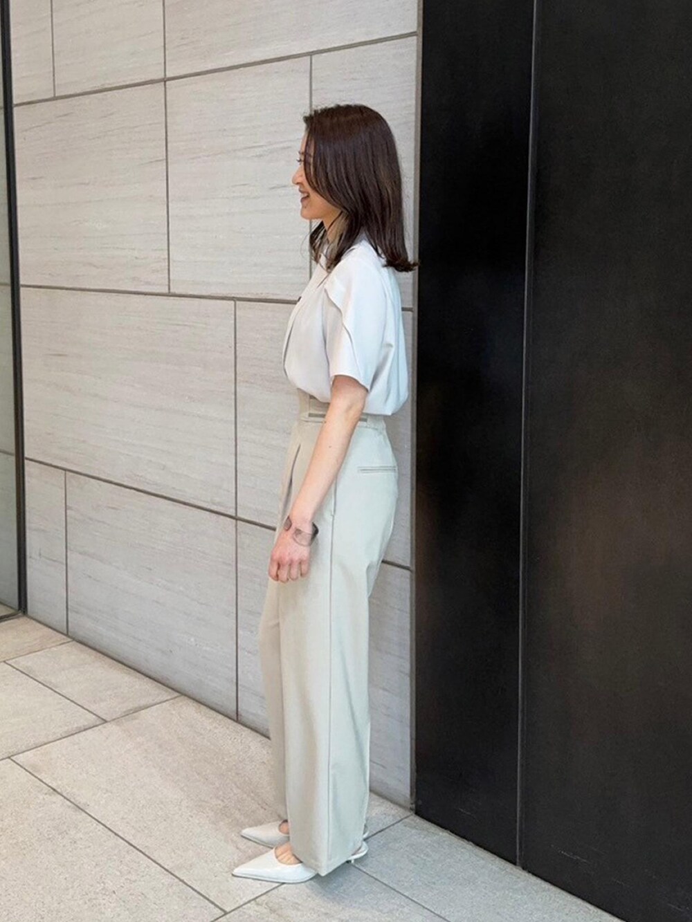 ベージュ系のシャツ/ブラウスを着用したレディースの春コーディネートの2枚目の写真