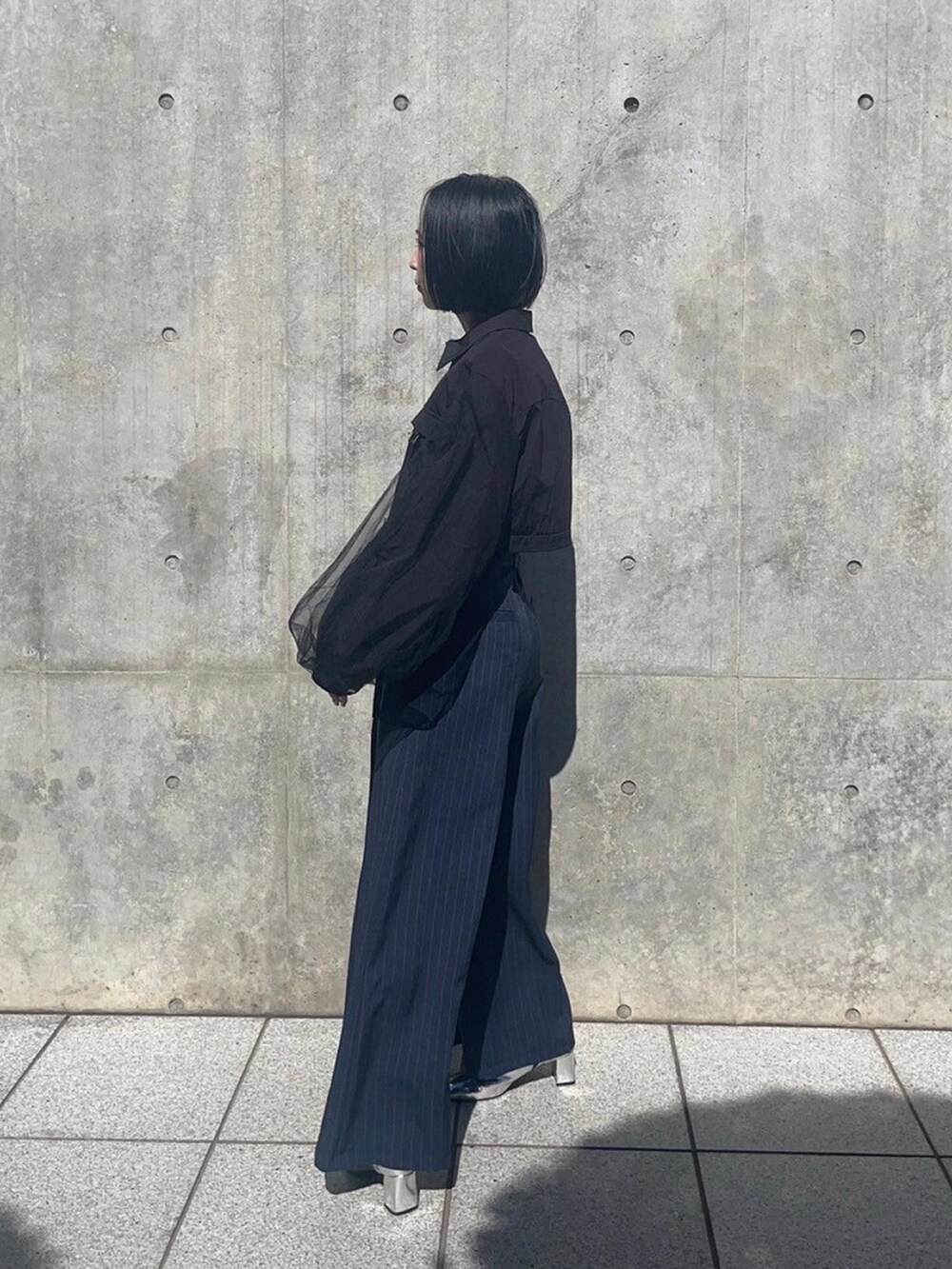 ブラック系のブルゾンを着用したレディースの春コーディネートの2枚目の写真