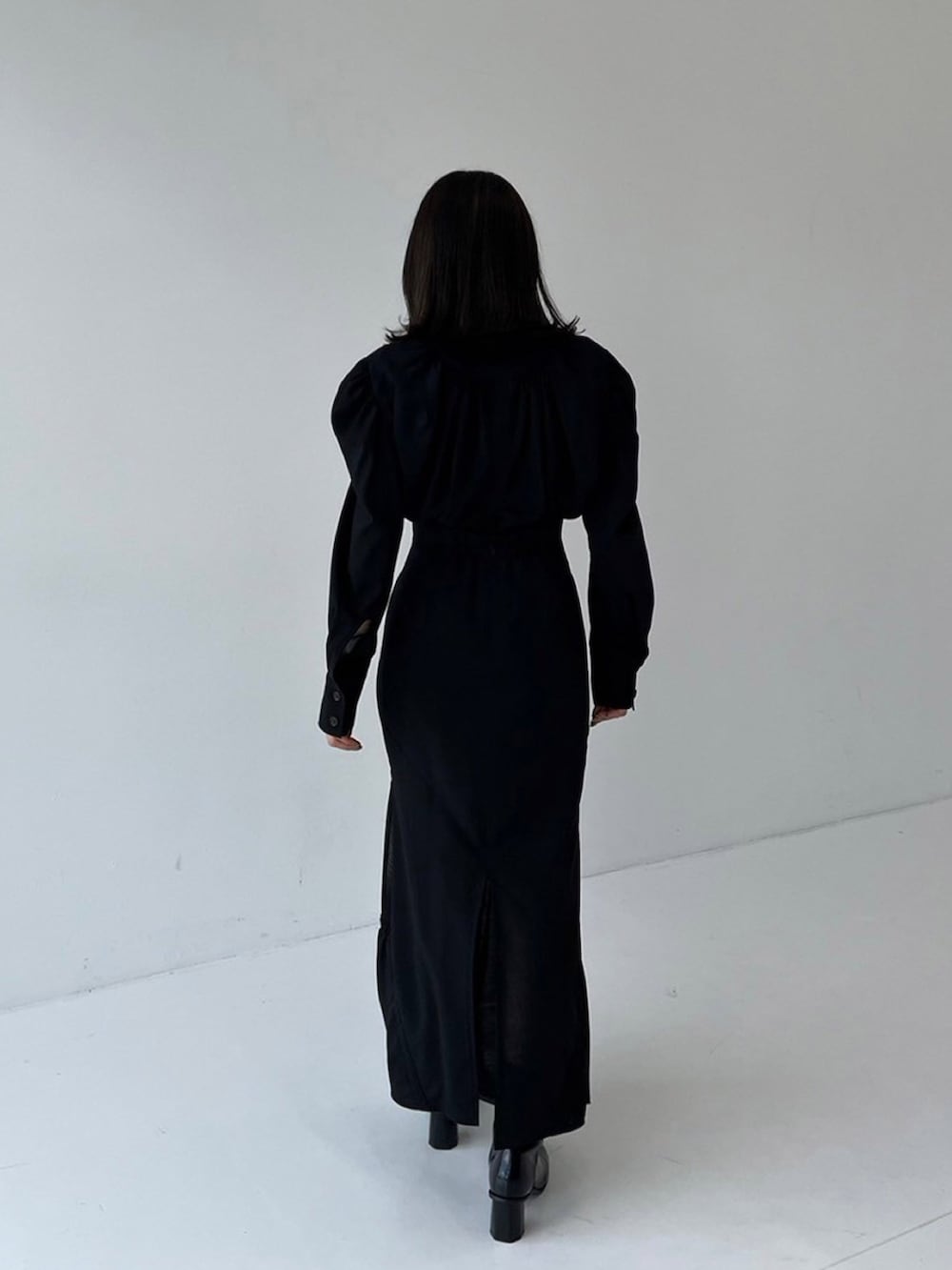 ブラック系のシャツ/ブラウス、ブラック系のスカートを着用したレディースの秋コーディネートの3枚目の写真