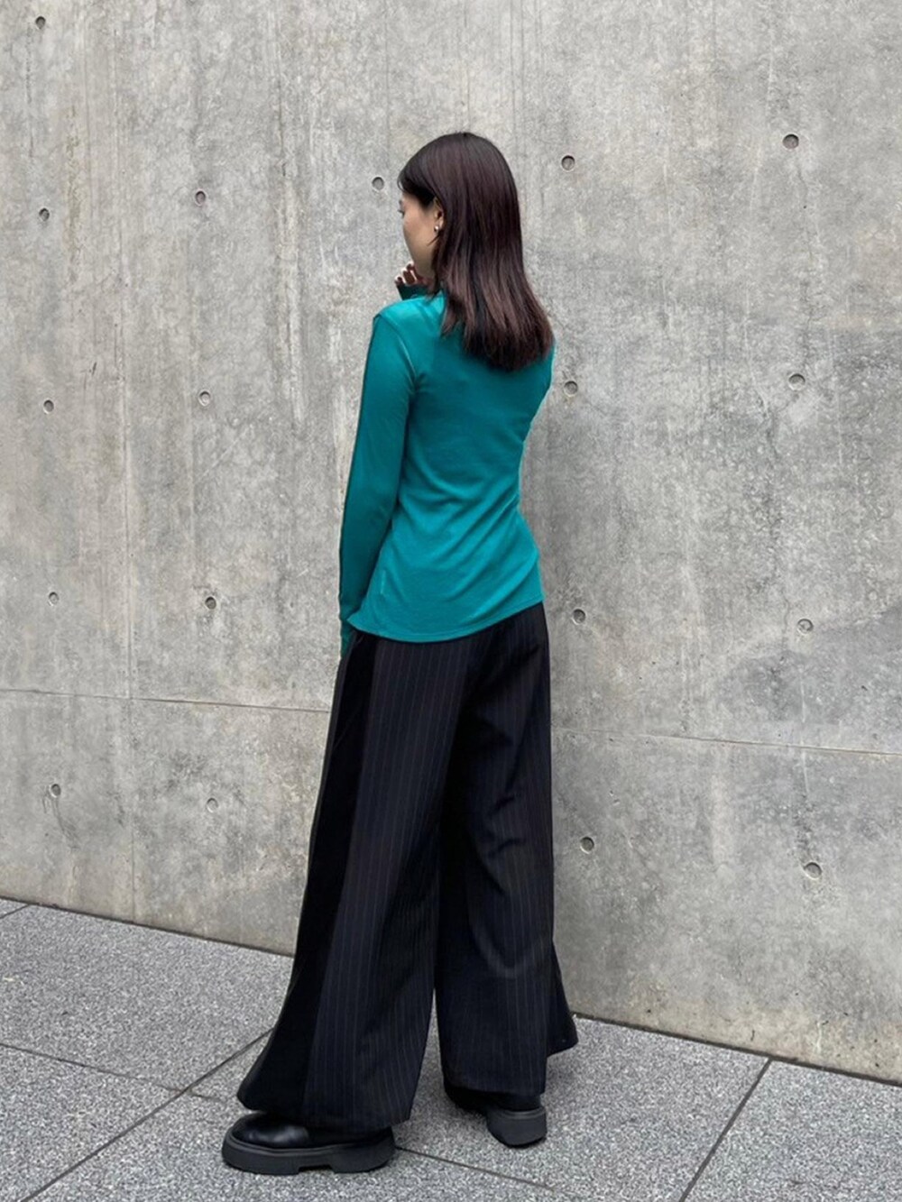 「UNITED TOKYOのフロントボタンシアーカットソー（Tシャツ/カットソー、グリーン系）」を使った、UNITED TOKYO STAFFさん（レディース・163cm）の秋コーディネートの2枚目の写真