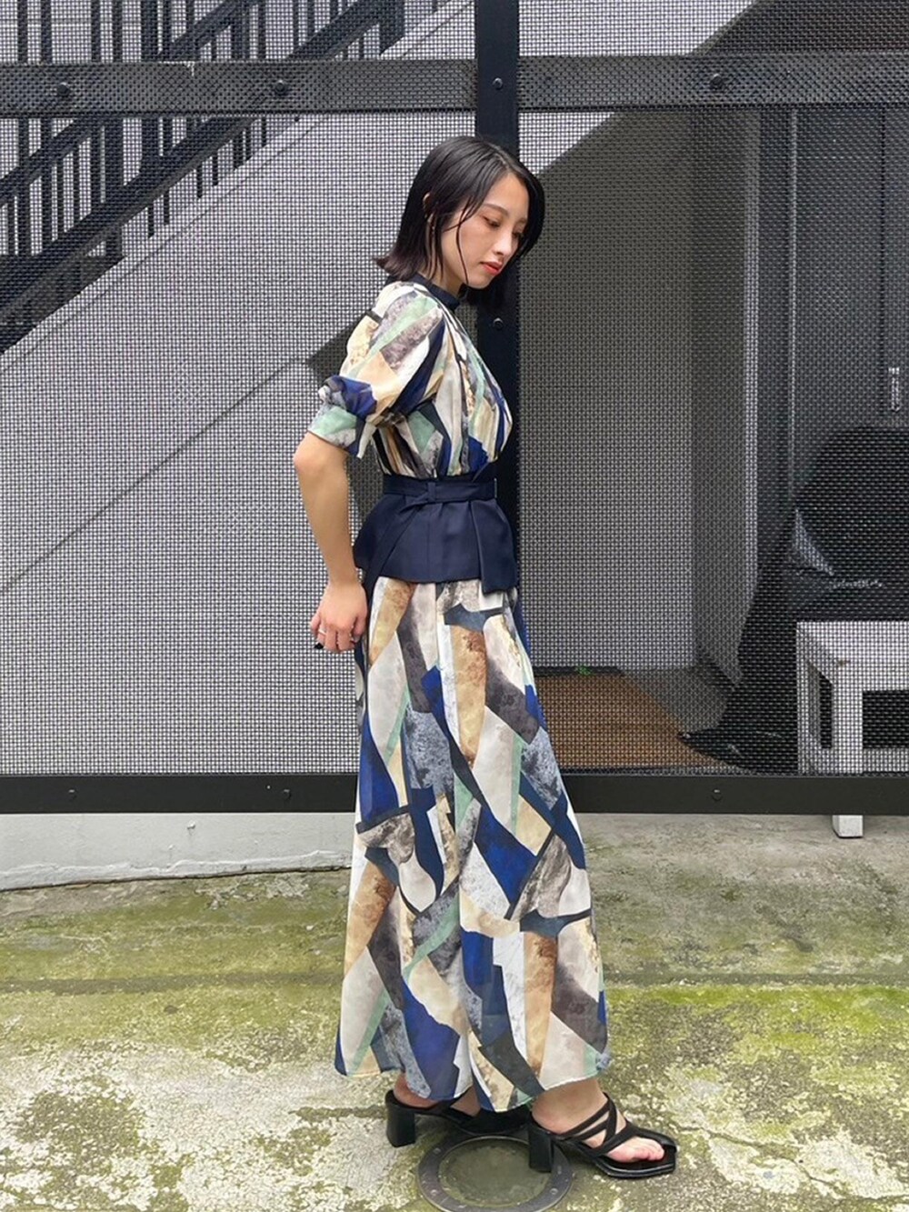 ブルー系のワンピースを着用したレディースの春コーディネートの4枚目の写真