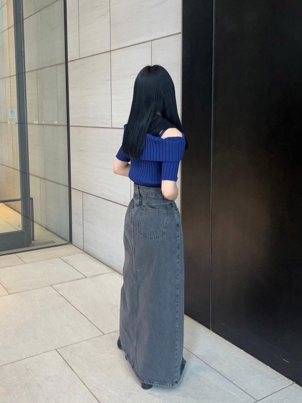 ブルー系のニット/セーターを着用したレディースの春コーディネートの4枚目の写真