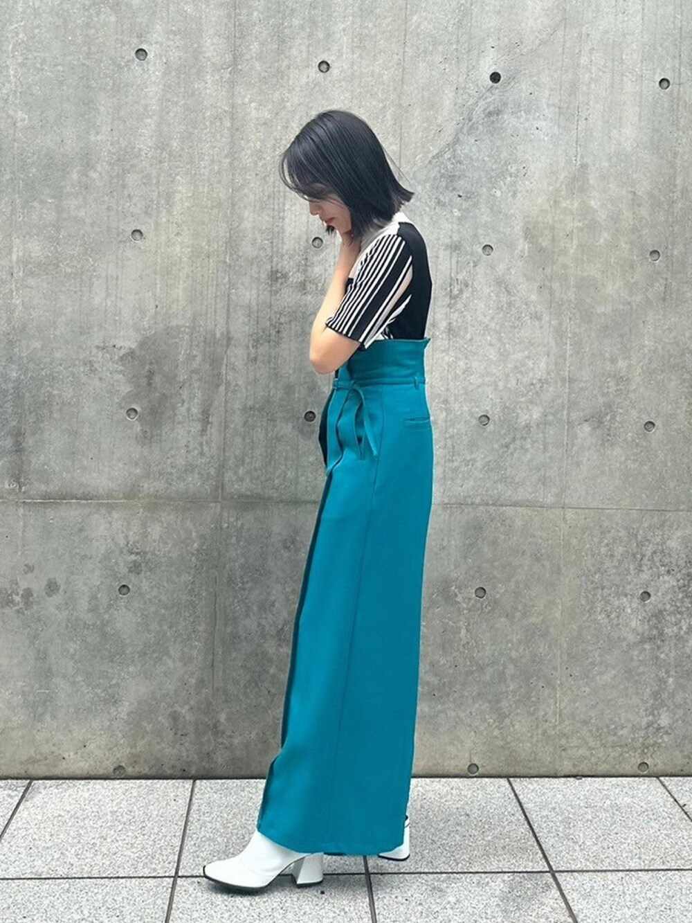 ブラック系のニット/セーターを着用したレディースの春コーディネートの2枚目の写真