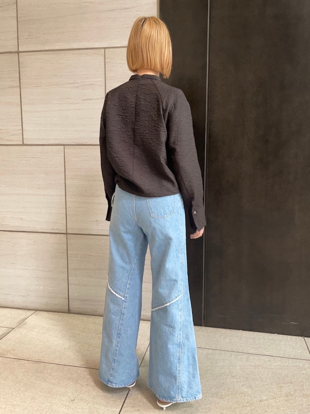 ブラック系のシャツ/ブラウスを着用したレディースの春コーディネートの3枚目の写真