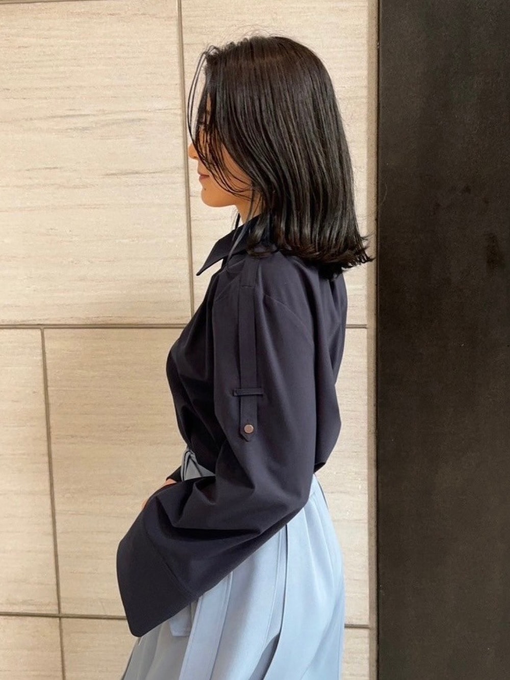 ブルー系のシャツ/ブラウス、ブルー系のスカートを着用したレディースの春コーディネートの5枚目の写真