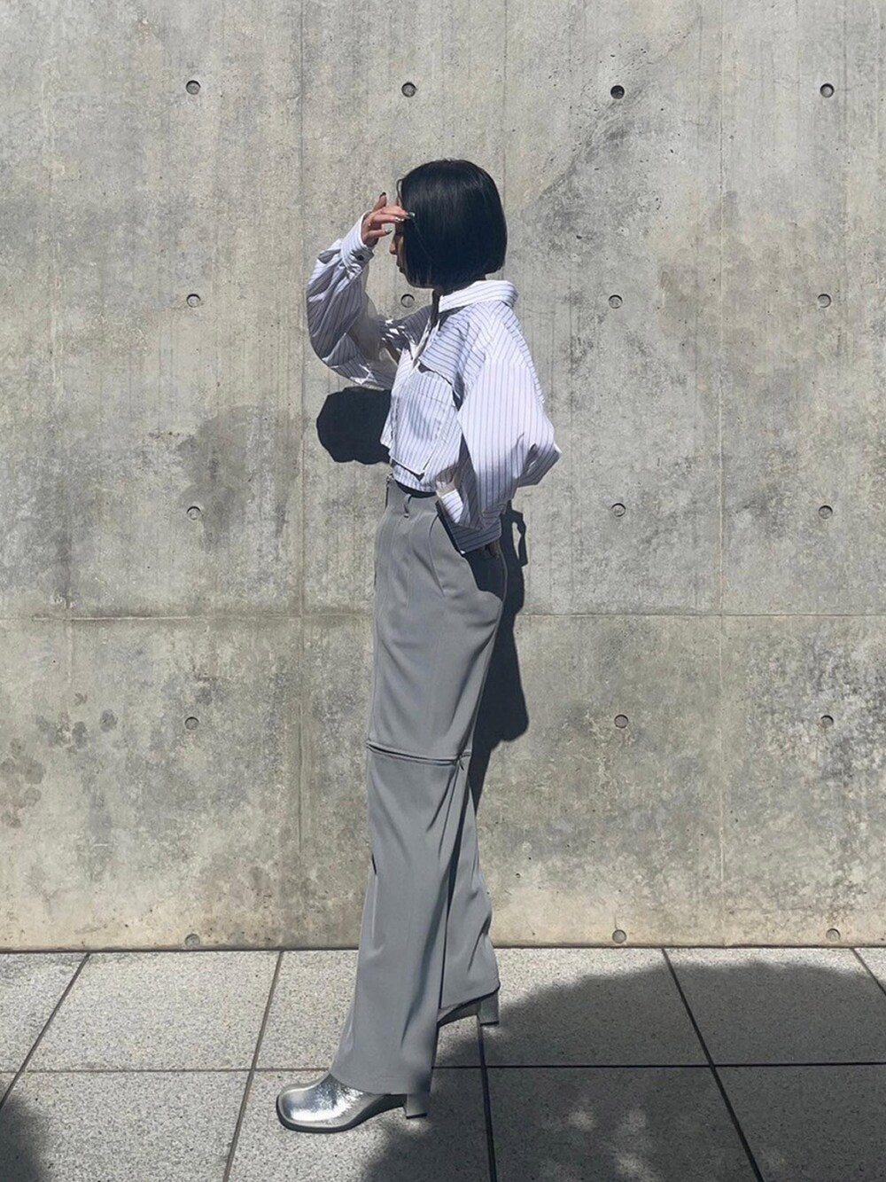 その他のシャツ/ブラウス、グレー系のその他パンツを着用したレディースの春コーディネートの2枚目の写真