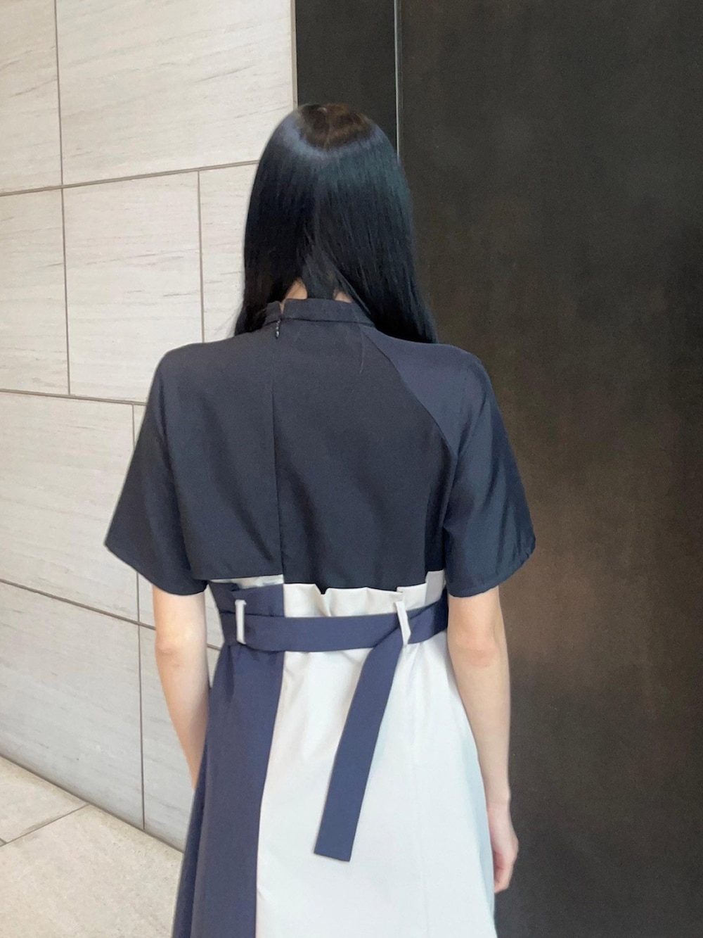「UNITED TOKYOのアーティクルコンビワンピース（ワンピース、ブラック系）」を使った、UNITED TOKYO STAFFさん（レディース・165cm）の春コーディネートの6枚目の写真