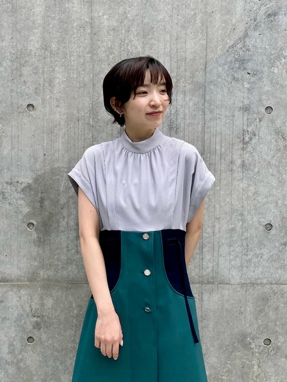 グリーン系のワンピースを着用したレディースの春コーディネートの5枚目の写真