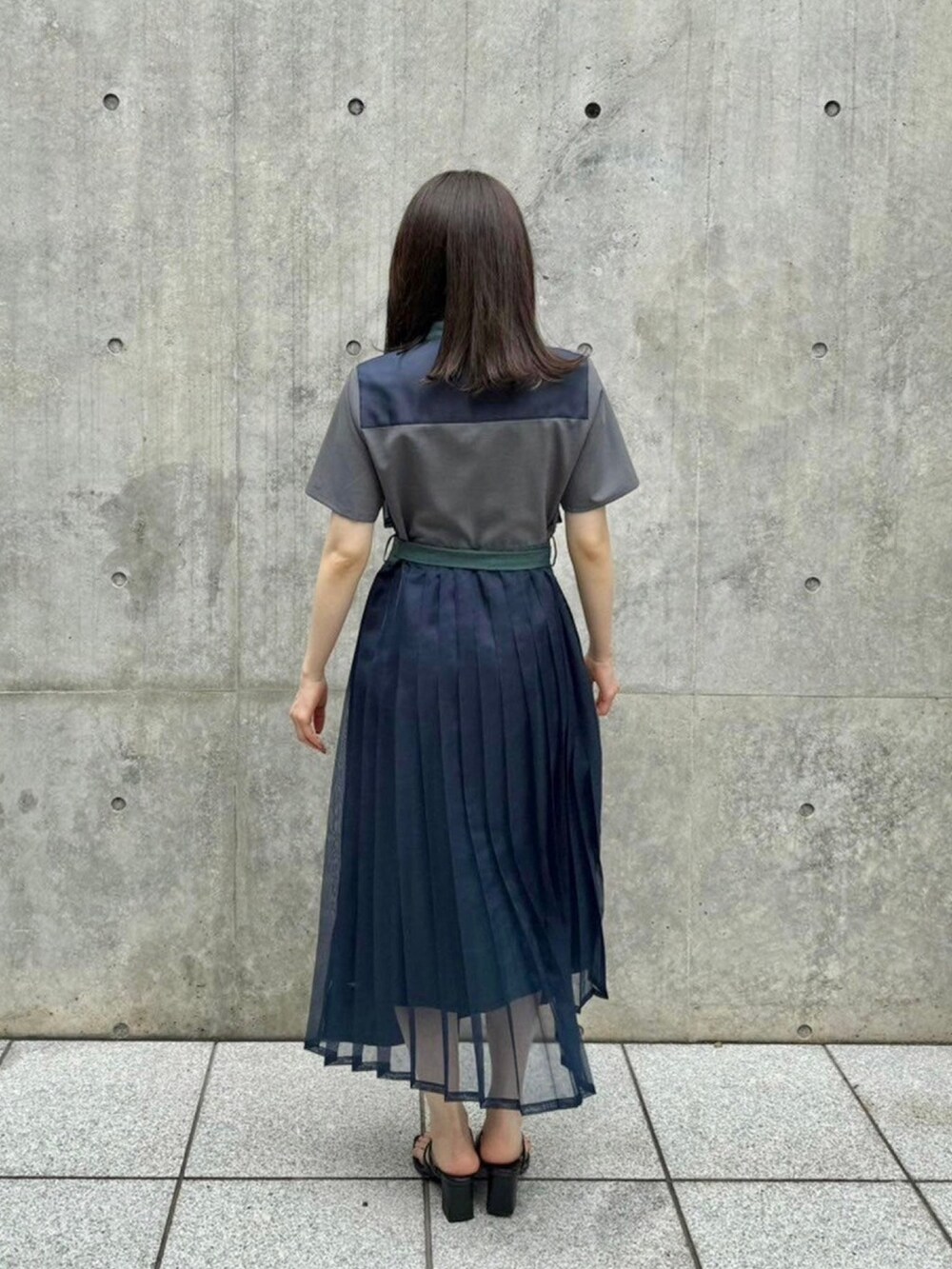 ブルー系のシャツワンピースを着用したレディースの春コーディネートの4枚目の写真