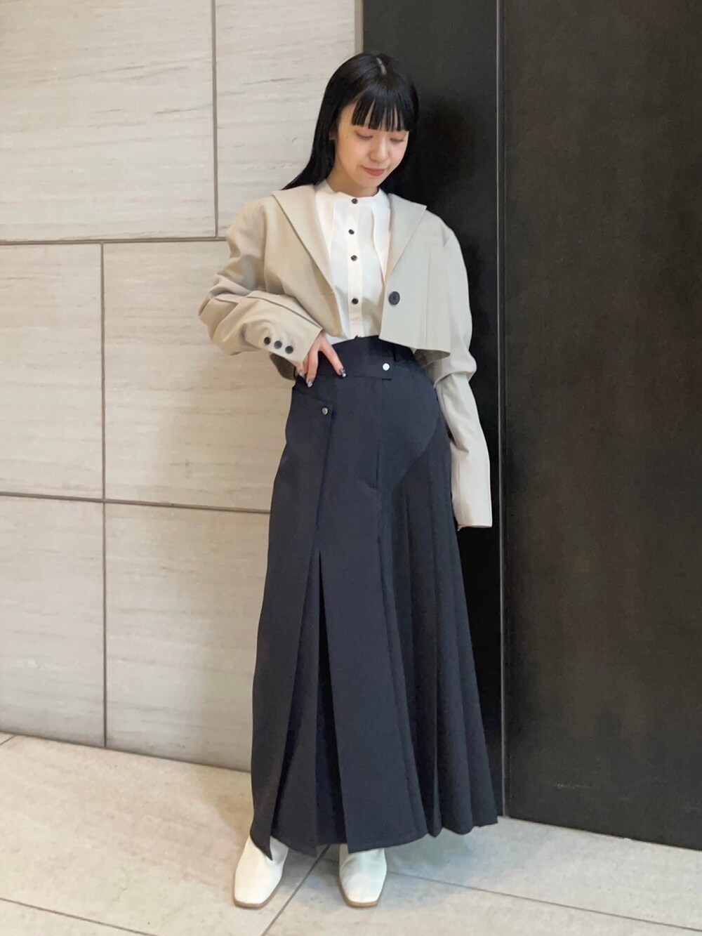 ベージュ系のテーラードジャケットを着用したレディースの春コーディネートの2枚目の写真