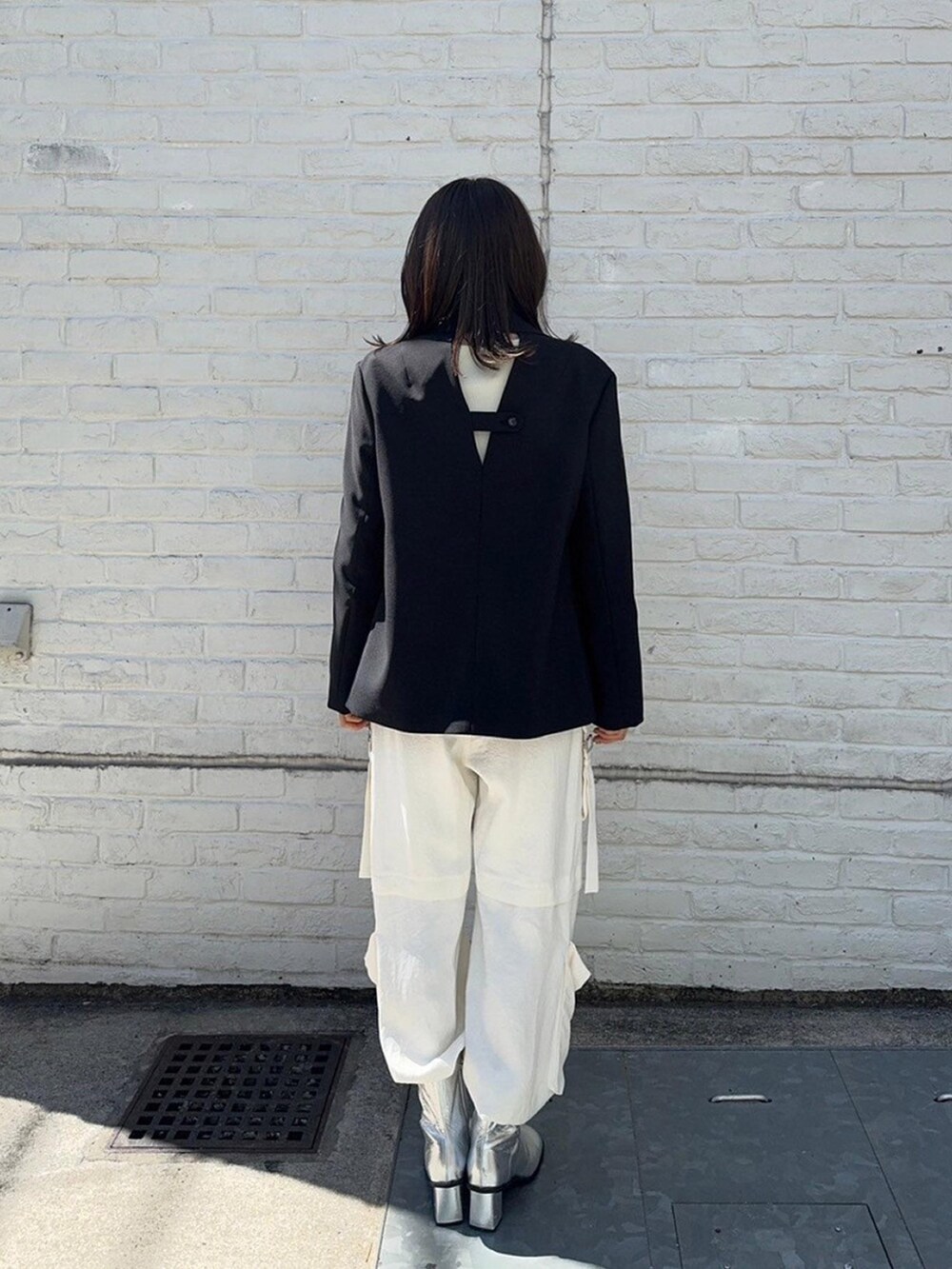 ブラック系のテーラードジャケットを着用したレディースの春コーディネートの3枚目の写真