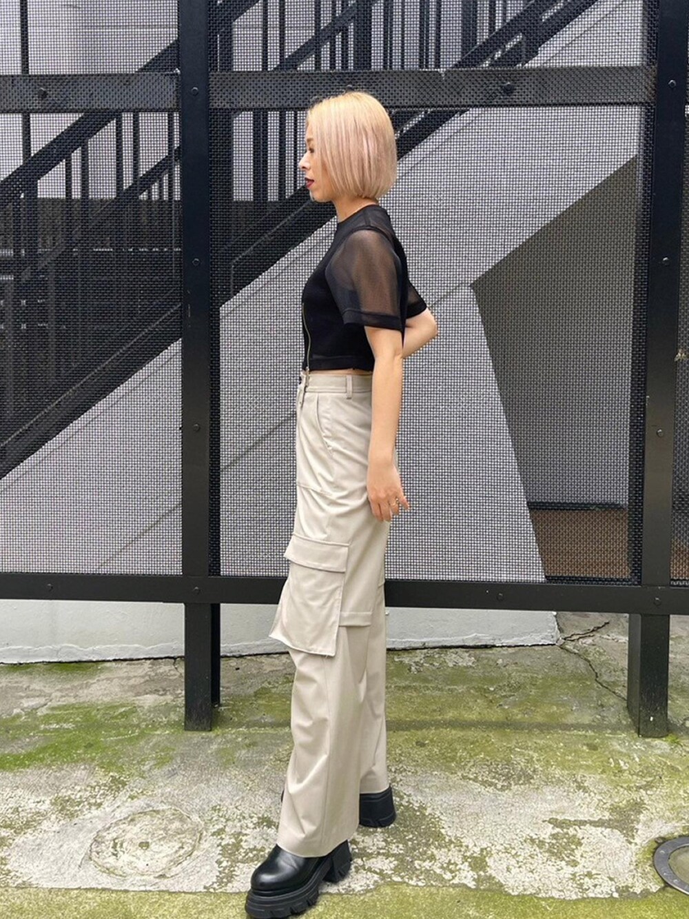 ブラック系のシャツ/ブラウス、ベージュ系のカーゴパンツを着用したレディースの春コーディネートの2枚目の写真