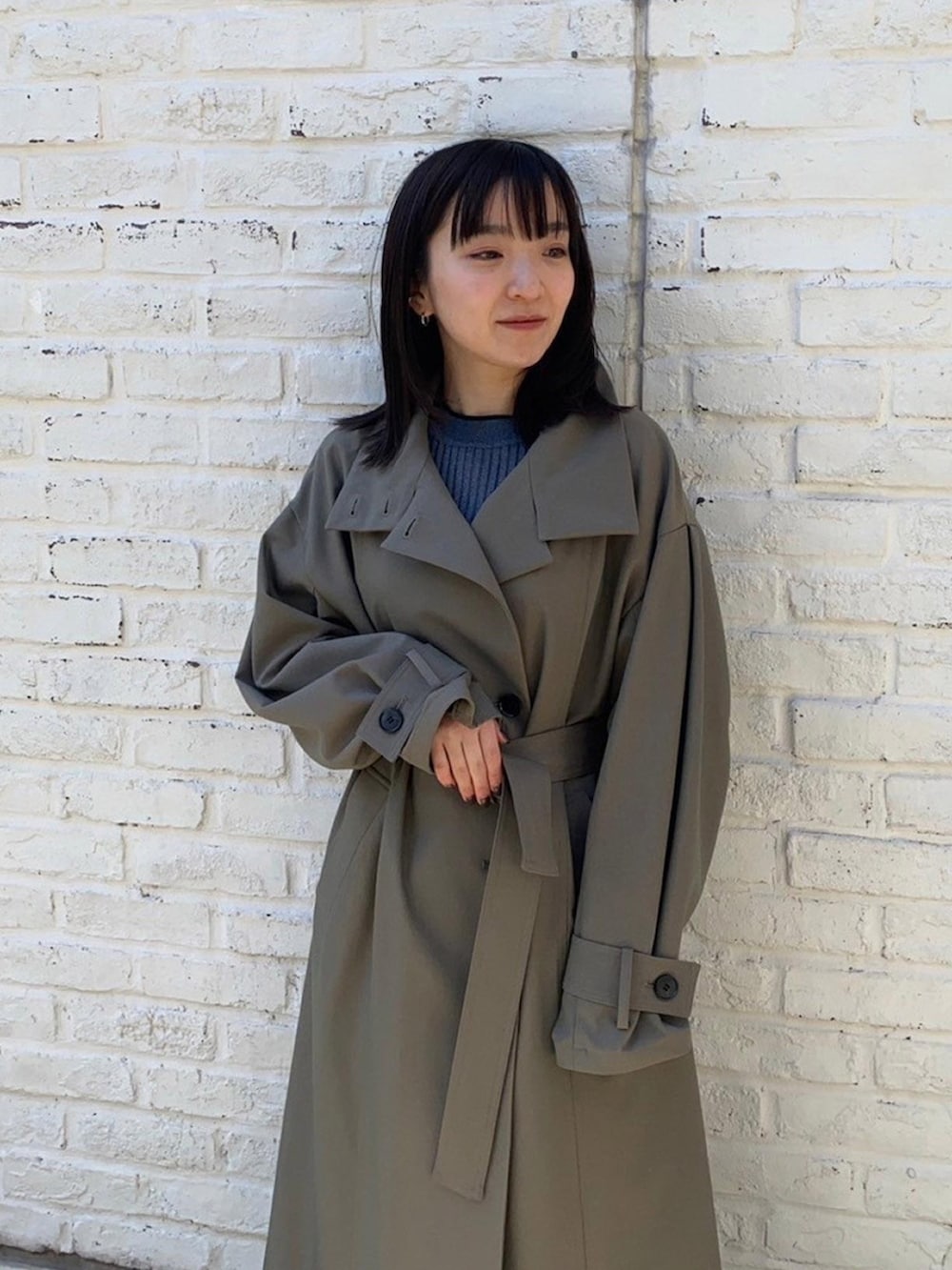 「UNITED TOKYOのスタンドカラーロングコート（トレンチコート、ブラウン系）」を使った、UNITED TOKYO STAFFさん（レディース・150cm）の春コーディネートの4枚目の写真