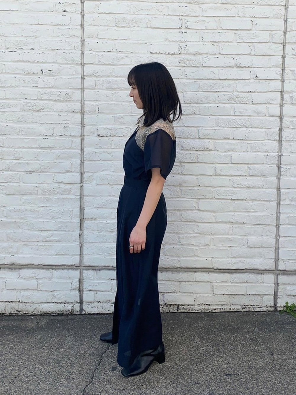 ブルー系のシャツワンピースを着用したレディースの春コーディネートの2枚目の写真