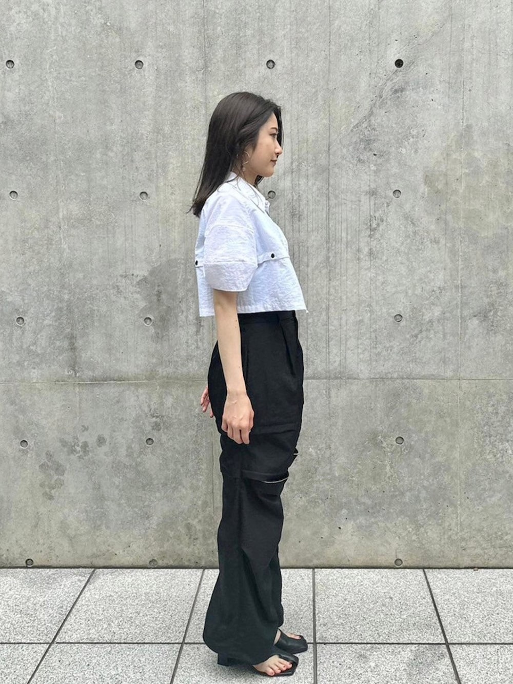 ホワイト系のシャツ/ブラウス、ブルー系のタンクトップ、ブラック系のカーゴパンツを着用したレディースの春コーディネートの2枚目の写真