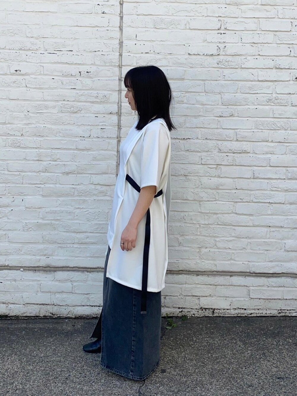 ホワイト系のTシャツ/カットソーを着用したレディースの春コーディネートの2枚目の写真