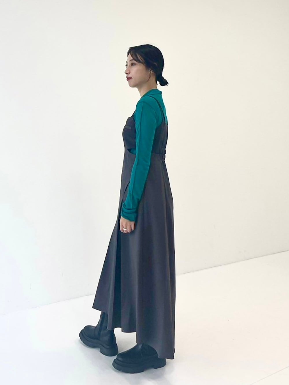 「UNITED TOKYOのフロントボタンシアーカットソー（Tシャツ/カットソー、グリーン系）」を使った、UNITED TOKYO STAFFさん（レディース・161cm）の秋コーディネートの2枚目の写真